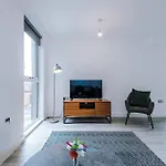 Modern 2 Bed Apartment With Balcony By Host A Home