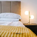 Modern 2 Bed Apartment With Balcony By Host A Home