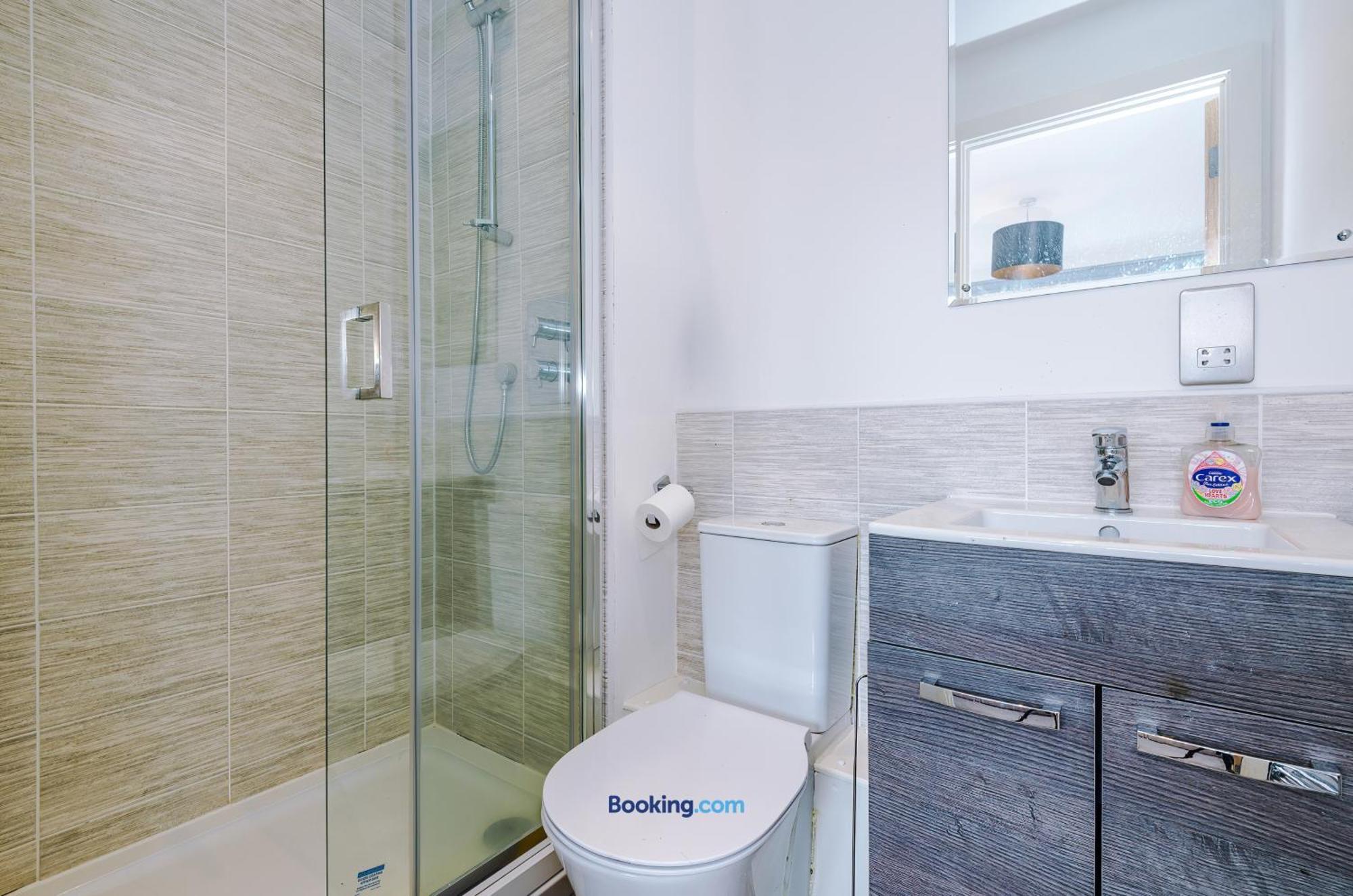 Modern 2 Bed With Balcony By Host A Apartamento